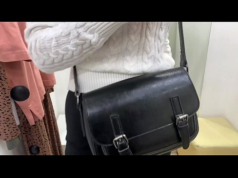 ❤️ Masturbazione publica di a ghjovana cagna FeralBerry cù un dildo in a sala di prove Video porno à co.newautoglass.ru ❌
